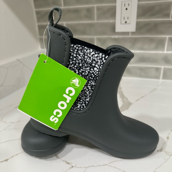 Crocs Freesail Chelsea waterproof boots. Girl Size 4. Color gray. Brand New. - Picture 2 of 12